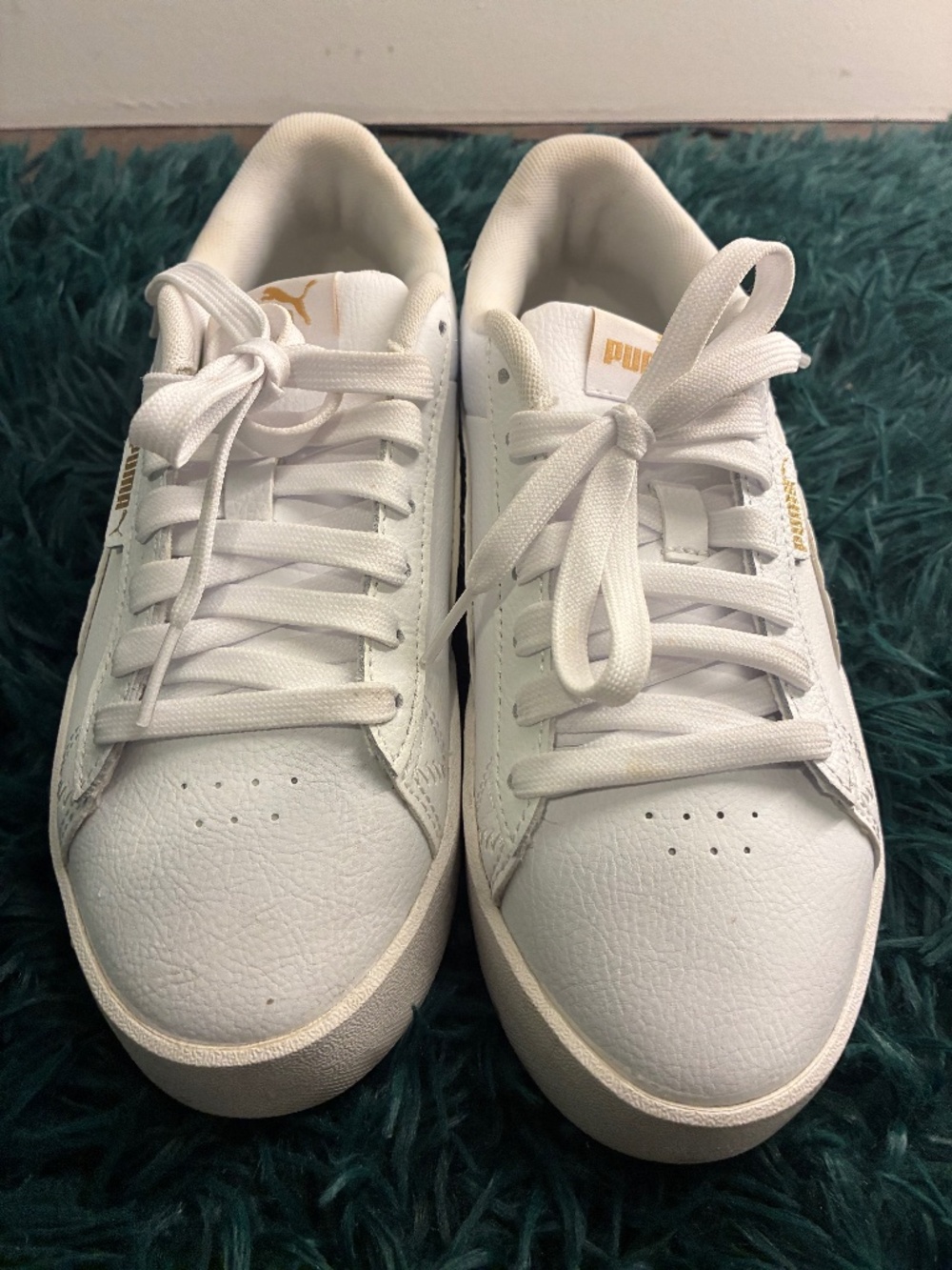 Puma Jada Dboss women's sneaker white leather upper with gold accents Size 6 EUC